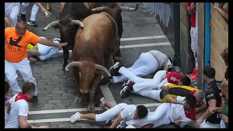 Varios corredores en el suelo en la calle Estafeta