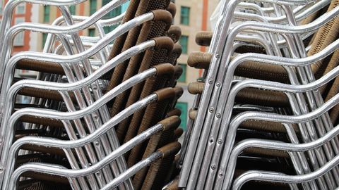 Las sillas de la terraza de un bar, apiladas