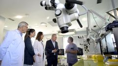 El conselleiro de Sanidade, Antonio Gmez Caamao (en el centro), con investigadores del Inibic, en septiembre del 2025