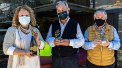 Una representante de la bodega Adega Vella, Jos� David Fidalgo y Jos� Antonio Rodr�guez en la entrega del premio