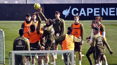 Los futbolistas del Celta, durante un entrenamiento en la Cidade Deportiva Afouteza.