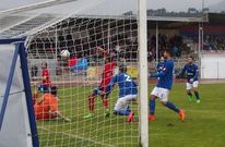 Momento en que Mitogo se apresta a rematar el gol que inici� la remontada valdeorresa. 