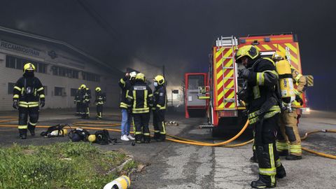 Los bomberos trabajaron a destajo para controlar el incendio