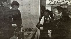 Fraga prueba el vino en uno de los puestos de la feria de Chantada en 1991