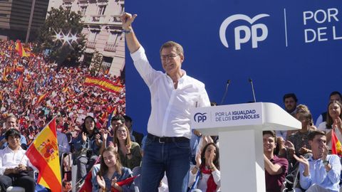 Alberto N��ez Feijoo en la plaza de Felipe II durante el evento convocado por el PP en defensa de la igualdad de los espa�oles.