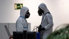 Miembros de la UME desinfectan el centro cultural Lope de Vega, en Madrid