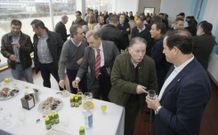 Asistentes al foro de Celeiro intercambian impresiones durante uno de los caf�s del a�o pasado. 