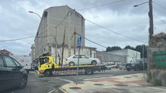 La gr�a llev�ndose el coche robado en Nar�n