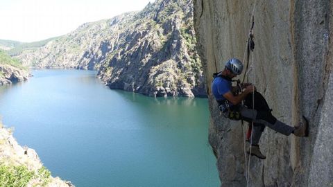 El escalador Alfonso B�ck trepa por una roca en la orilla ourensana del ca��n, entre los municipios de Nogueira de Ramu�n y Parada de Sil