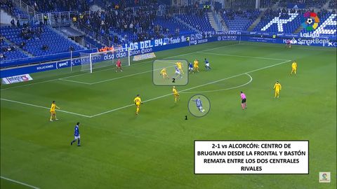 1-Brugman centrando. 2-Bastón, entre los dos centrales del Alcorcón antes de marcar
