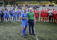 El lateral azul�n recibe el homenaje, frente a sus compa�eros en distintas �pocas del club. 