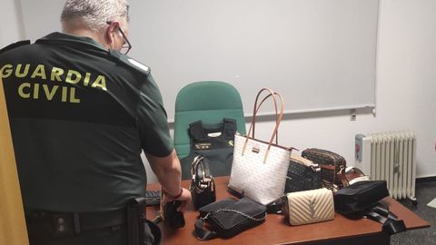 Los bolsos falsos que se vendan en Sarria tenan gran similitud con los propios de las marcas imitadas