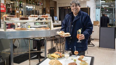 ngel, con algunos de los platos y bebidas que sirven en el restaurante A lo venezolano