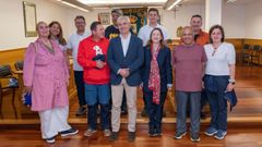 Forero, esposa del embajador de Colombia en Espa�a (primera por la izquierda), y Ria�o, secretaria general de la OISS (tercera por la derecha) con el resto de la delegaci�n recibida por el alcalde de O Pino.