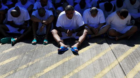 Miembros de la Mara Salvatrucha esperan a ser escoltados a su llegada a la crcel de mxima seguridad en Zacatecoluca (El Salvador).