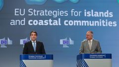 Raffaele Fito, vicepresidente ejecutivo de Cohesi�n y Reformas, y Costas Kadis, comisario de Pesca y Oc�anos, presentaron en Bruselas las primeras estrategias de la Comisi�n Europea para las comunidades costeras e insulares. 