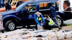 Mandos de Vigilancia Aduanera y de la Polic�a Nacional en el puerto de Vigo el d�a que se descarg� el alijo incautado. Sat�rum, arriba a la derecha.