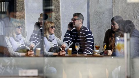 Ambiente de una terraza en la Plaza de Abastos.