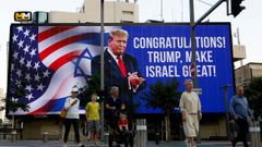 Un cartel en una calle de Tel Aviv felicitando el triunfo a Trump