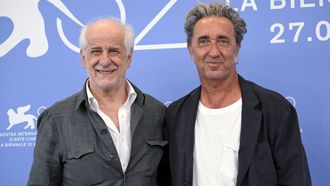 El actor Toni Servillo y el director Paolo Sorrentino, antes del pase de La Grazia en la jornada de arranque de la 82. Mostra de Venecia.
