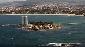 La torre de Toralla, de 70 metros de altura y construida en los 70