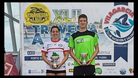Alba Ortiz de Guinea Bast&oacute;n e Iv&aacute;n D&iacute;az Rodr&iacute;guez, ganadores de la XLII Traves&iacute;a a Nado Porto de Vilagarc&iacute;a.