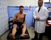 El doctor Cota supervis ayer el reconocimiento mdico a Sergi Gmez. 