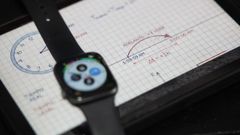 Un reloj junto a una explicaci�n gr�fica sobre el cambio de hora, que tendr� lugar en la madrugada del s�bado al domingo, cuando a las dos pasar�n a ser las tres.