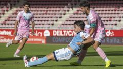Dani Gonz�lez protege el bal�n desde el suelo ante un defensa del Oviedo Vetusta