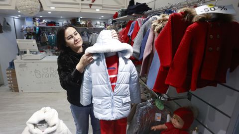 Puri Mndez, de O Bal Branco,con todo tipo de moda infantil y complementos para adultos, ahora rebajados