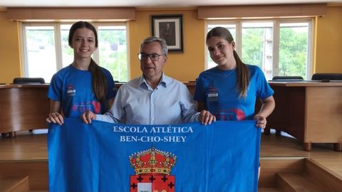 Luis Menor recibe a las atletas Lara L�pez y Lara Pereira