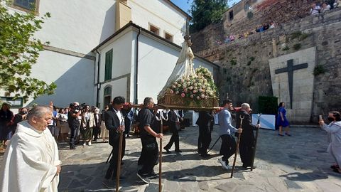 Otro momento del traslado de la imagen de la Virgen de Montserrat al atrio de la iglesia de A Rgoa