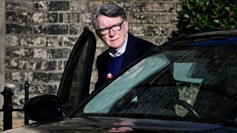 Peter Mandelson saliendo de su casa en una imagen de las semanas pasadas