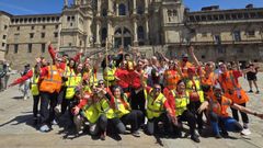 Un grupo de participantes en la Pontevedrada 2026 celebran su llegada a Santiago