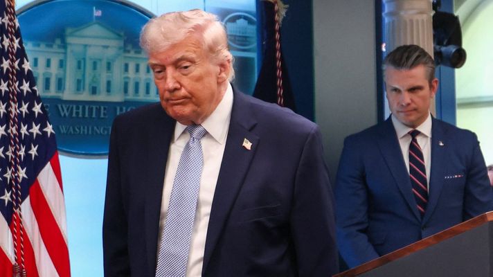 O presidente de Estados Unidos, Donald Trump, seguido polo seu secretario de Guerra, Pete Hegseth, tras unha comparecencia na Casa Blanca