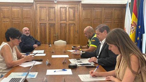 El alcalde de Ares (izquierda), en la junta de seguridad local de este municipio, junto al subdelegado del Gobierno y otros participantes