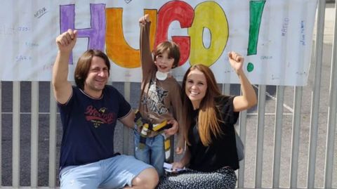 Hugo Carneiro con sus padres el primer d�a de colegio