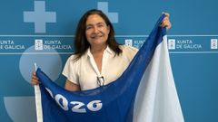 La delegada de la Xunta Ana Ortiz con una de las banderas 