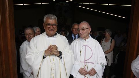Los sacerdotes Mario Vázquez y Manuel Vázquez a la salida de la misa y detrás de ellos el alcalde de Monforte, José Tomé