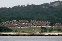 La urbanizaci�n est� situada en en lugar de Raeiros.