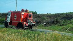 Motobomba de los bomberos de Ferrol, junto a la finca donde se produjo el incendio