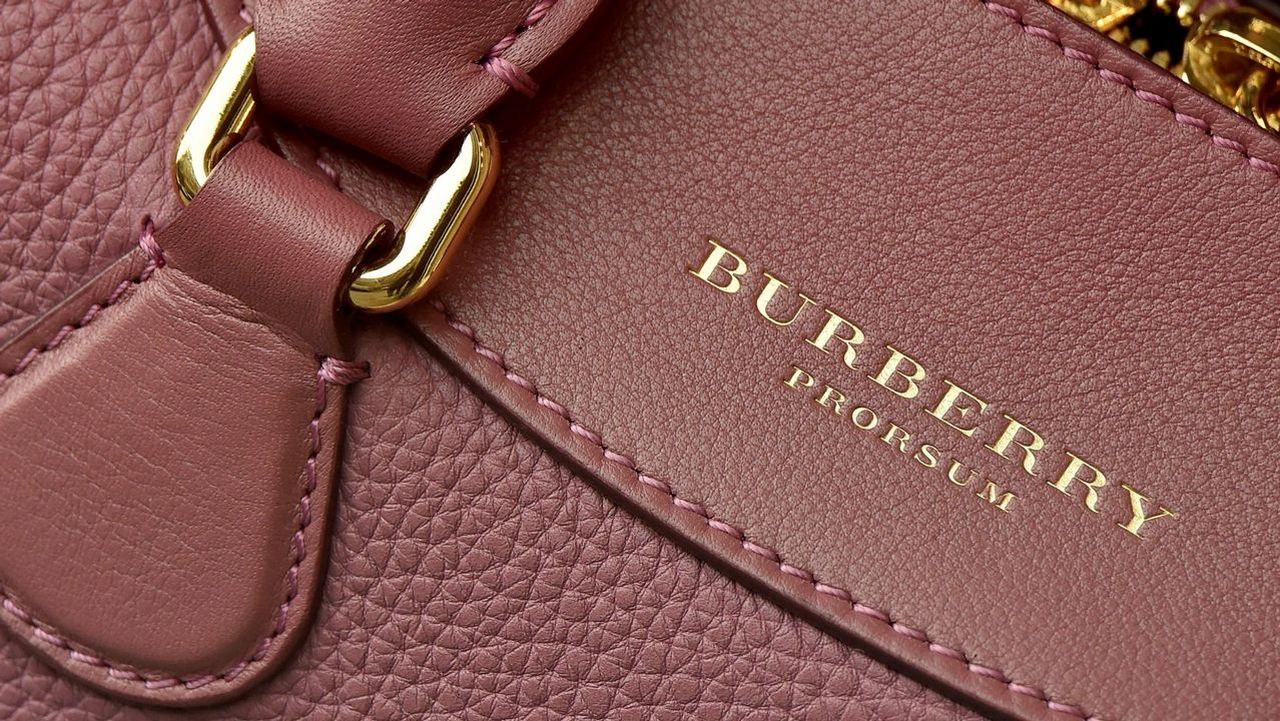 Burberry quema ropa roja best sale