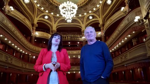 Vctor Manuel, junto a Yolanda Alonso en el teatro Palacio Valds de Avils