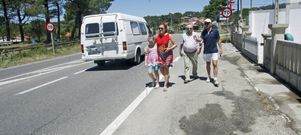 En el verano, miles de viandantes se desplazan a pie por arcenes casi inexistentes o en mal estado entre Portonovo y a Lanzada. 
