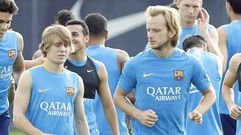 Halilovic, con Rakitic en un entrenamiento del Bar�a