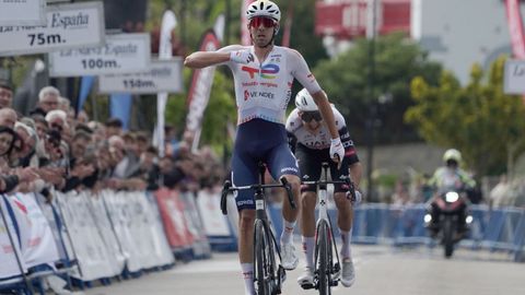 El ciclista belga Steff Cras (Total Energies) cruza la meta como vencedor este jueves en Llanes, durante la primera etapa de la 67ª Vuelta a Asturias tras un ajustado esprint en la recta final en la que superó al español Marc Soler