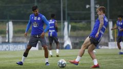 Juanfran, a la izquierda de la imagen, pelotea junto a Fede Cartabia