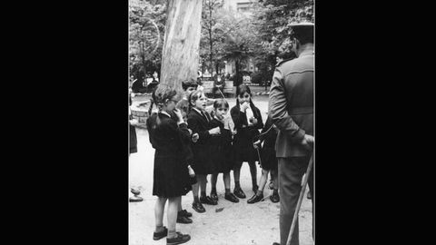 Un 'vallaurn' conversa con colegialas ovetenses en el Campo San Francisco, hacia los aos 60