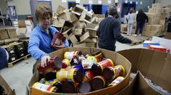 Voluntarios clasifican los donativos recogidos en el Banco de Alimentos