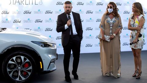 Banderas, junto a Sandra García-Sanjuán, presidenta del grupo Starlite y María Casado